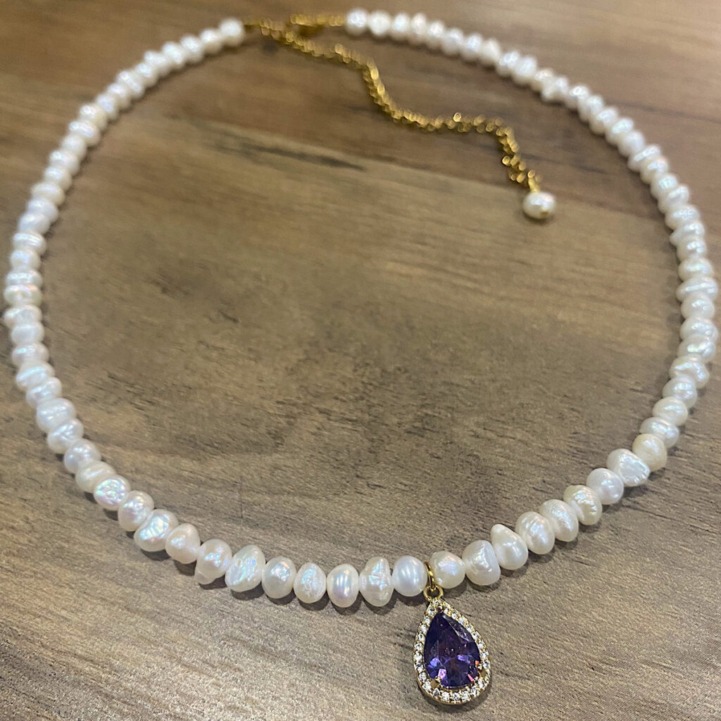 Μαργαριταρένιο κολιέ με μωβ δάκρυ και ζιργκόν