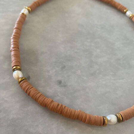 Καφέ κολιέ με μαργαριτάρια